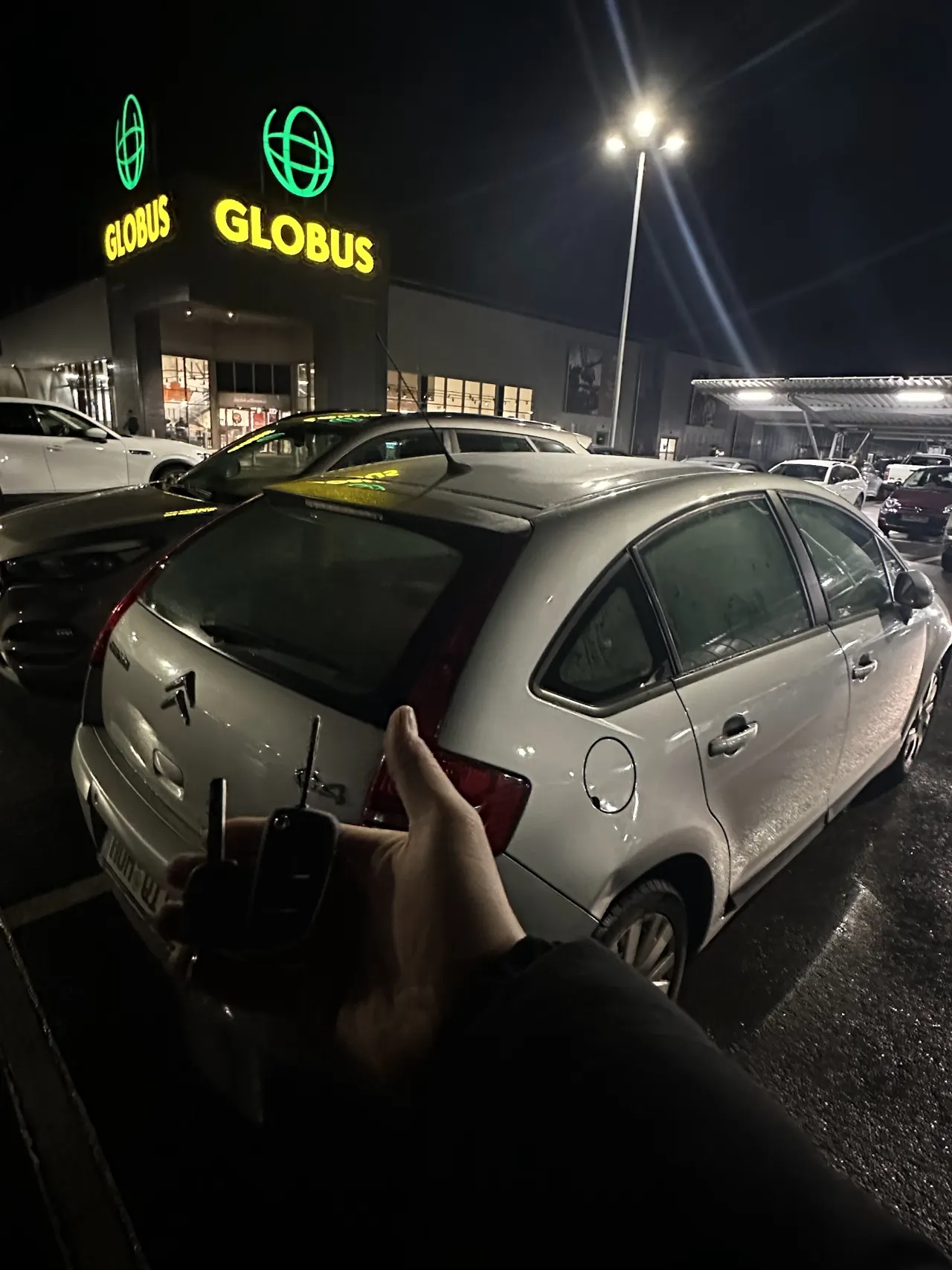Neuer Schlüssel vor einem Citroën nachts am Globus