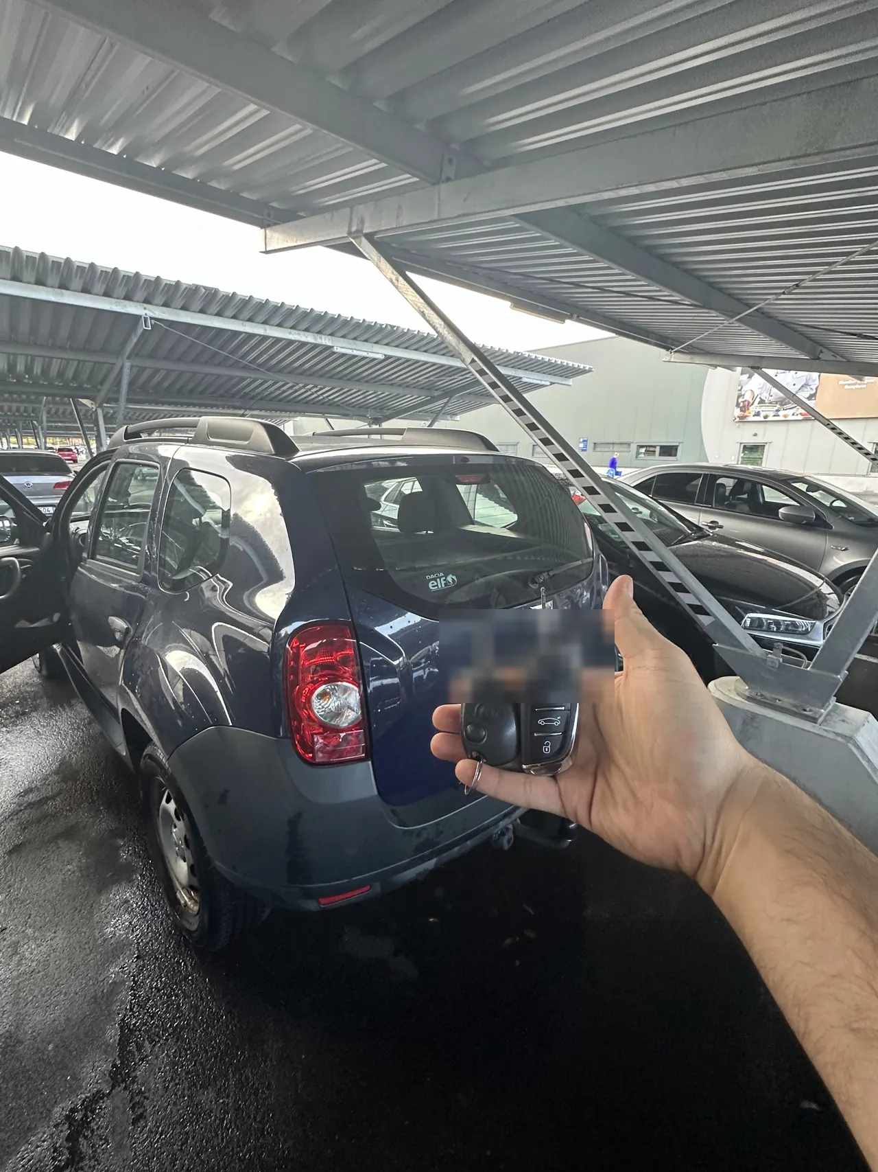 Zwei Klappschlüssel vor einem Dacia Duster