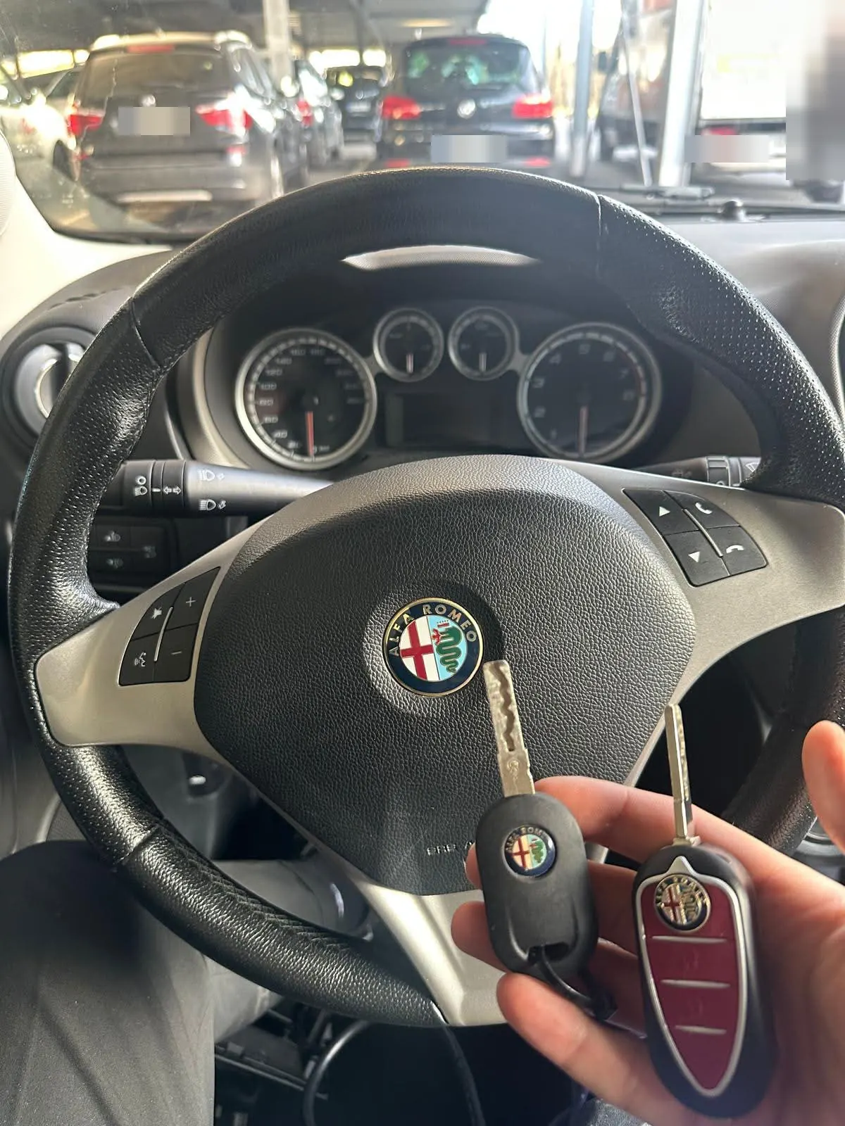 Alfa-Romeo-Lenkrad mit neuem Klappschlüssel und Originalschlüssel