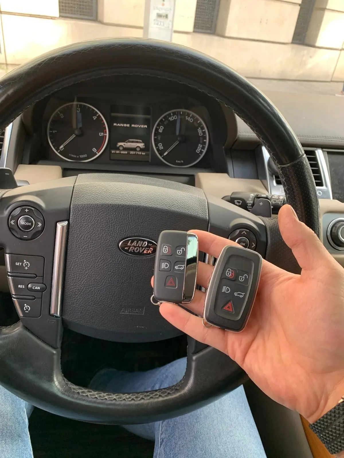 Range-Rover-Sport-Cockpit mit zwei neuen Keyless-Schlüsseln