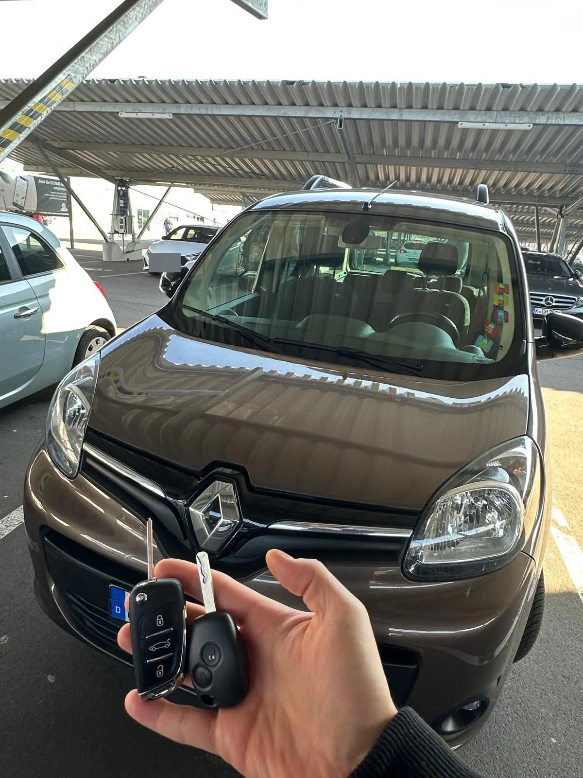 Zwei Ersatzschlüssel vor einem Renault Kangoo