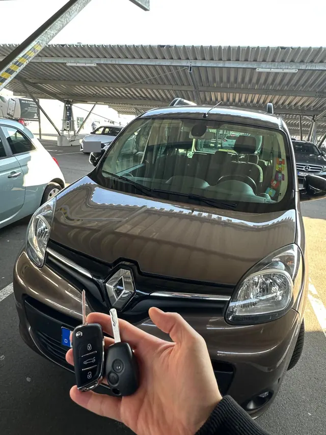 Zwei Ersatzschlüssel vor einem Renault Kangoo