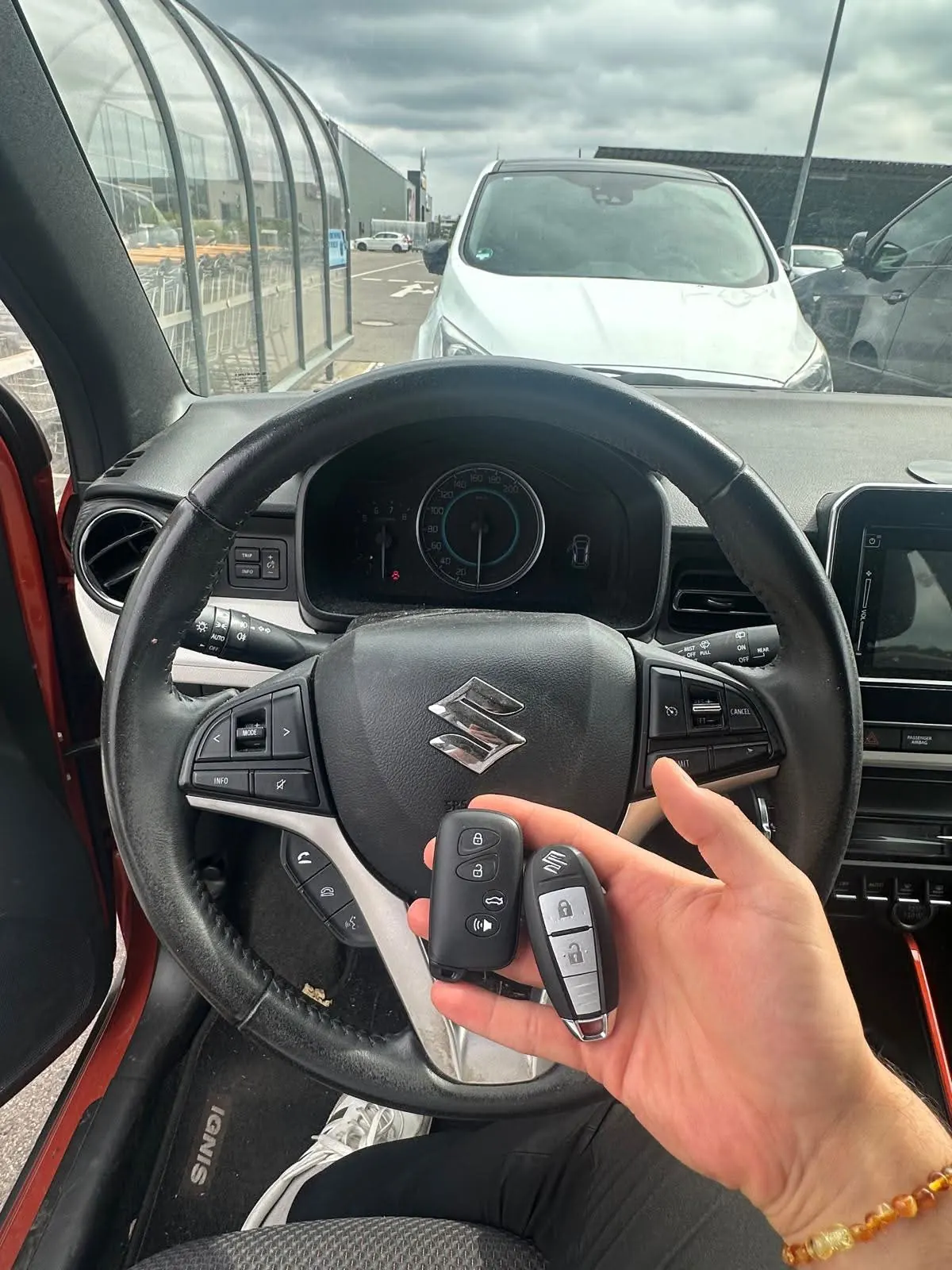 Suzuki-Lenkrad mit zwei neuen Schlüsseln