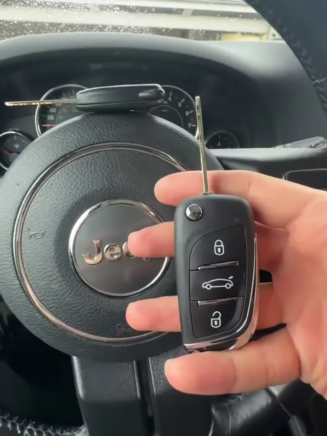 Jeep-Lenkrad mit neuem Klappschlüssel