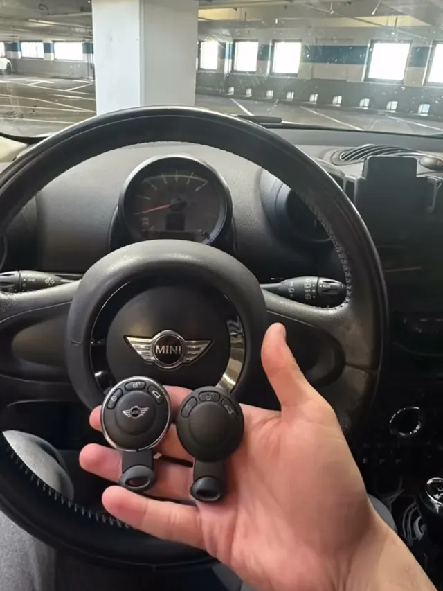 Mini-Cockpit mit zwei Schlüsseln