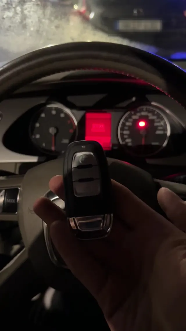 Neuer Audi-Komfortschlüssel im Cockpit bei Nacht