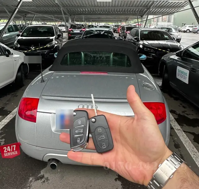Zwei neue Klappschlüssel für einen Audi TT Roadster am Globus